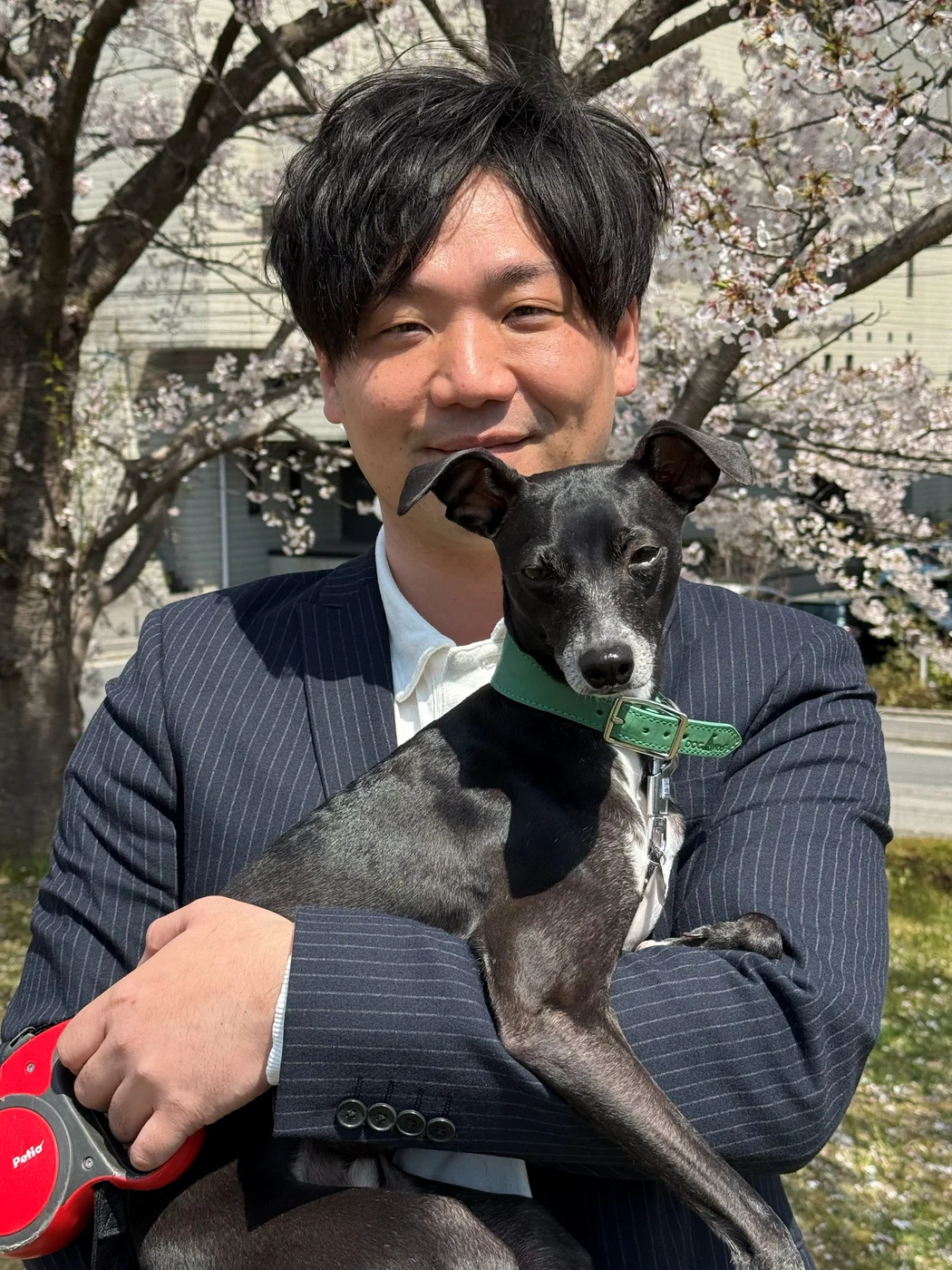 トマトを抱く代表の郡司拓也